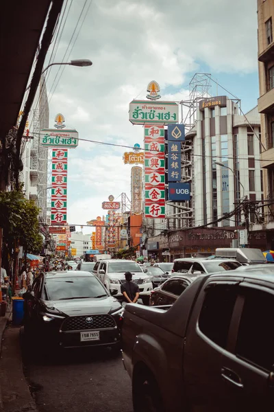 BANGKOK, THAILAND - 2 Kasım 2021: Yaowarat Yolu 'ndaki trafik sıkışıklığı gevşetildikten sonra. Yaowarat, Bangkok 'un Çin Mahallesi' nde bir ana caddedir. Tayland 'ın en ünlü sokak yemeklerinden biri..