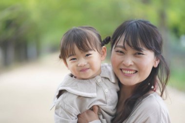 Gülümseyen ebeveyn ve çocuk imajı
