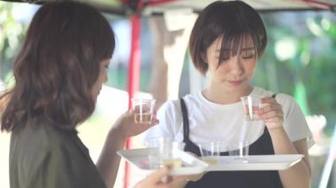 Sake içen bir kadın resmi 