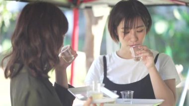 Sake içen bir kadın resmi 