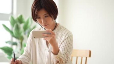 Akıllı telefondan çalışan bir kadın.