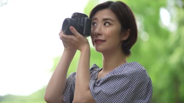 一眼レフカメラで写真を撮る女性 — ストック動画