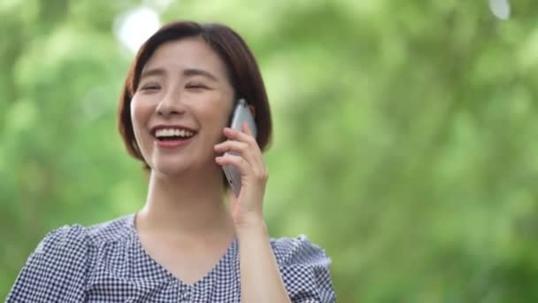 Wanita Muda Untuk Menelepon — Stok Video