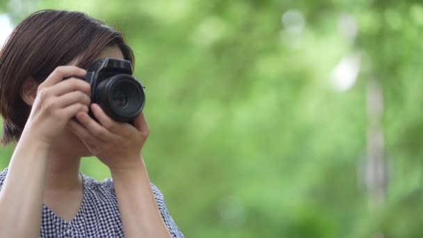 Uma Mulher Tirando Uma Foto Com Uma Câmera Reflexa Lente — Vídeo de Stock