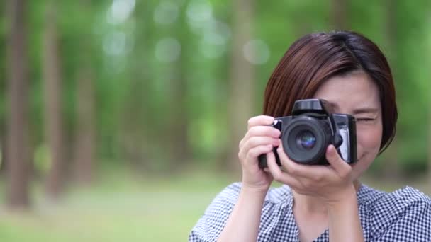 Μια Γυναίκα Που Τραβάει Μια Φωτογραφία Μια Κάμερα Αντανακλαστικού Ενός — Αρχείο Βίντεο