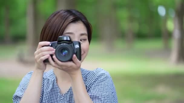 Seorang Wanita Mengambil Gambar Dengan Kamera Refleks Lensa Tunggal — Stok Video