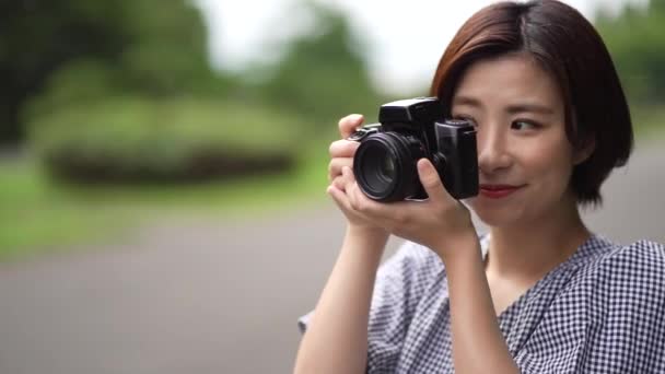 Eine Frau Beim Fotografieren Mit Einer Spiegelreflexkamera — Stockvideo