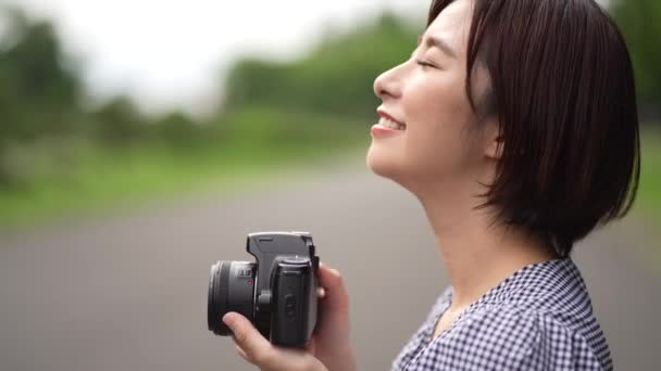 一眼レフカメラで写真を撮る女性 — ストック動画