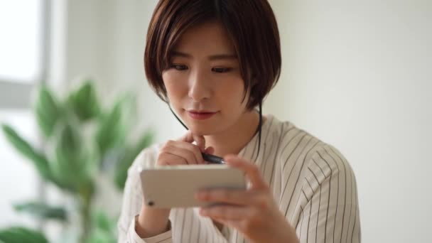 Kvinna Studerar Smartphone — Stockvideo