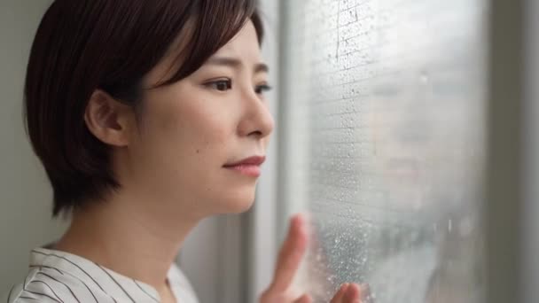 Uma Mulher Que Parece Triste Quando Chove — Vídeo de Stock