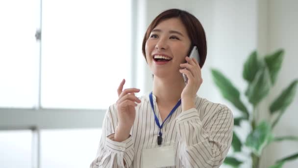 Una Empleada Sonriente Para Hablar Por Teléfono — Vídeos de Stock