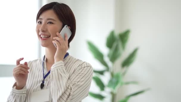 Une Employée Souriante Pour Parler Téléphone — Video
