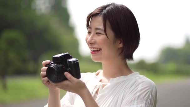 Eine Frau Beim Fotografieren Mit Einer Spiegelreflexkamera — Stockvideo