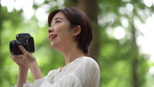 Una Mujer Tomando Una Foto Con Una Cámara Réflex Lente — Vídeo de stock