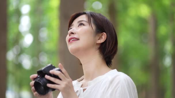 Eine Frau Beim Fotografieren Mit Einer Spiegelreflexkamera — Stockvideo