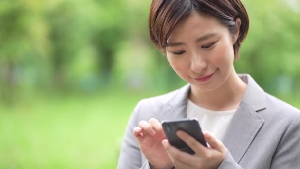 Female Employees Who Happy Operate Smartphones — Stock Video