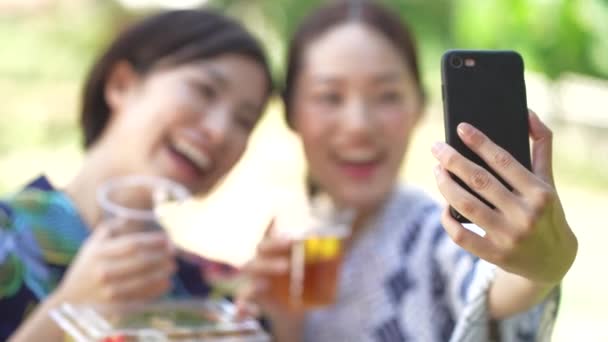 Yukata Mulher Tomando Uma Selfie — Vídeo de Stock