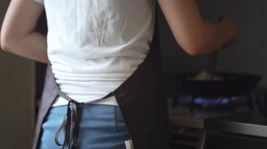 Yemek pişiren bir kadın resmi 