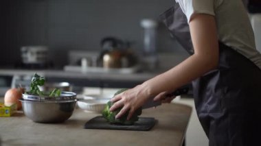 Yemek pişiren bir kadının elleri. 