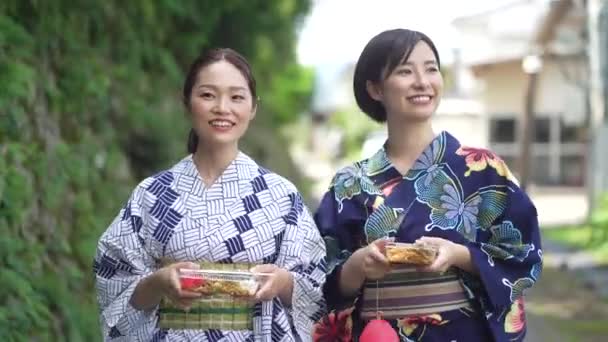 Yukata Denen Kadın Kızarmış Erişteyle Yürüyor — Stok video