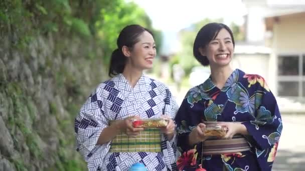 Yukata Mulher Andando Com Macarrão Frito — Vídeo de Stock