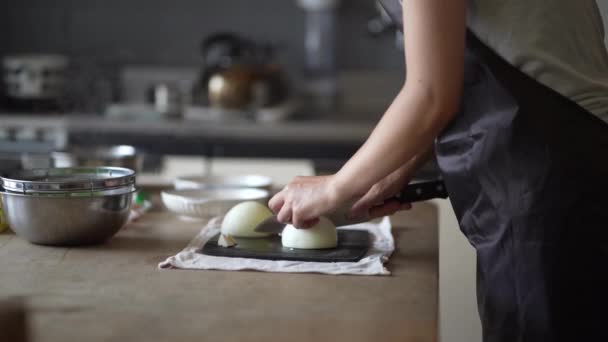 Las Manos Una Mujer Cocinando — Vídeos de Stock