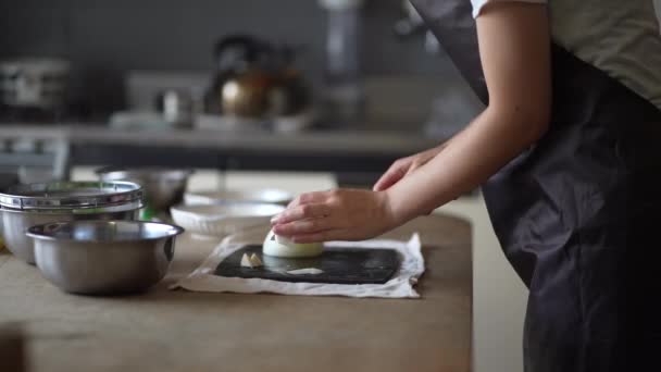 做饭的女人的手 — 图库视频影像