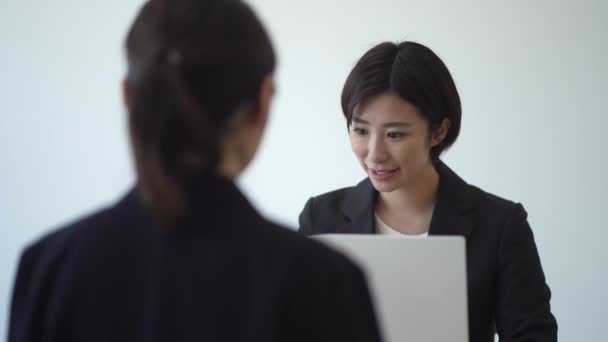 Employée Parlant Avec Sourire — Video