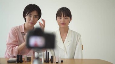 Video dağıtımı ile barışık bir kadın.