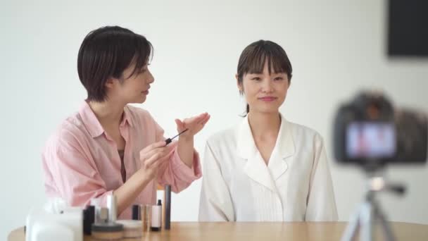 Una Mujer Que Introduce Cosméticos Través Distribución Vídeo — Vídeos de Stock