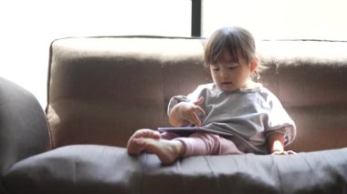 Tablet aygıtı kullanan kız 