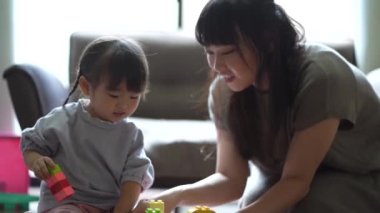 Anne ve çocuk legolarla oyun