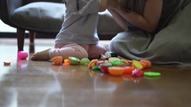 Aileler ve çocuklar evcilik oynuyor.