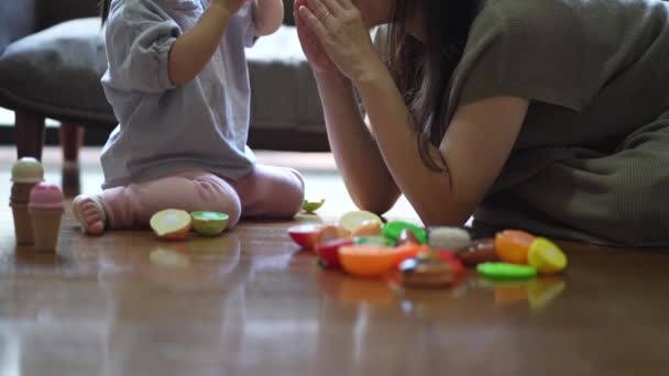 Eltern Und Kinder Spielen Haus — Stockvideo
