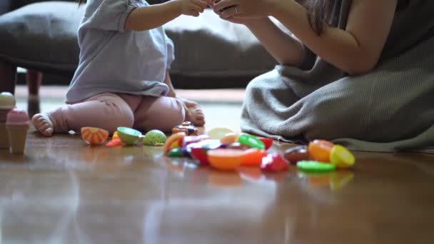 Eltern Und Kinder Spielen Haus — Stockvideo