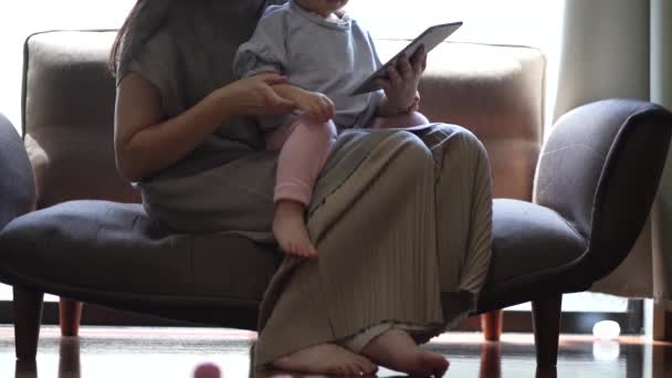 Tablettaeszközt Használó Szülők Gyermekek — Stock videók