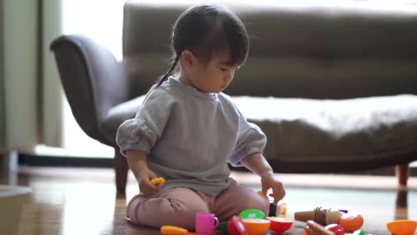 家で遊んでいる女の子のイメージ — ストック動画
