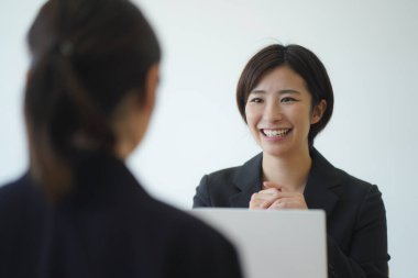 Gülümseyen bir kadın çalışanın görüntüsü 