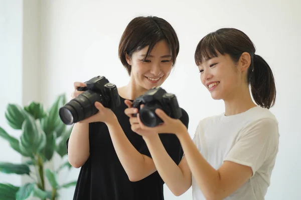 Una Mujer Que Enseña Tomar Fotos —  Fotos de Stock