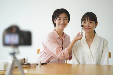 Video dağıtımı ile barışık bir kadın.