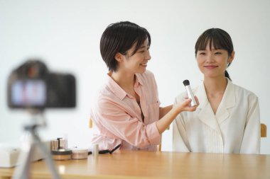 Video dağıtımı ile barışık bir kadın.