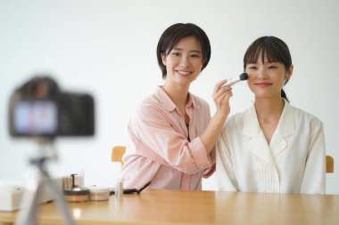 Video dağıtımı ile barışık bir kadın.