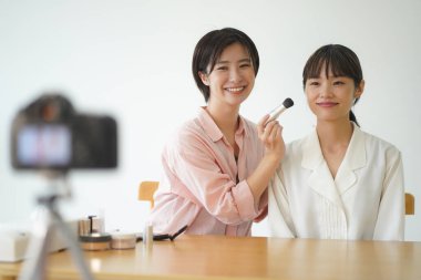 Video dağıtımı ile barışık bir kadın.