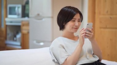 Akıllı telefon kullanan bir kadın. 