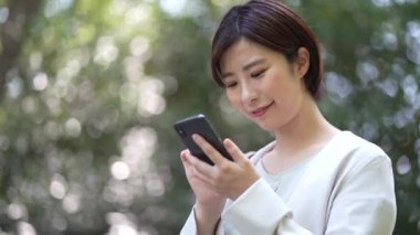 Akıllı telefon kullanan bir kadın. 