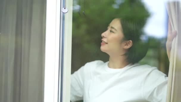 Feliz Jovem Asiático Mulher Abertura Janela Olhando Para Lado — Vídeo de Stock