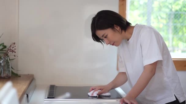 Mujer Limpiando Calentador Cocina — Vídeo de stock