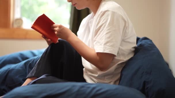 Γυναίκα Ανάγνωση Στο Κρεβάτι — Αρχείο Βίντεο