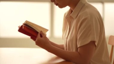 Kitap okuyan bir kadın resmi 
