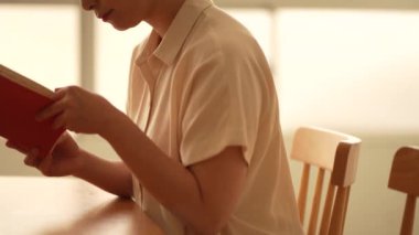 Kitap okuyan bir kadın resmi 